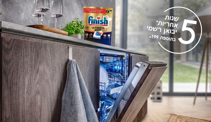 מדיח כלים של סימנס עם דלת פתוחה וכלים בתוכו ובאנר של 5 שנות אחריות בחזית התמונה