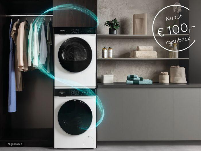 Vrouw zit voor wasmachine met reinigingsmiddel in haar had en stopt dit in de trommel