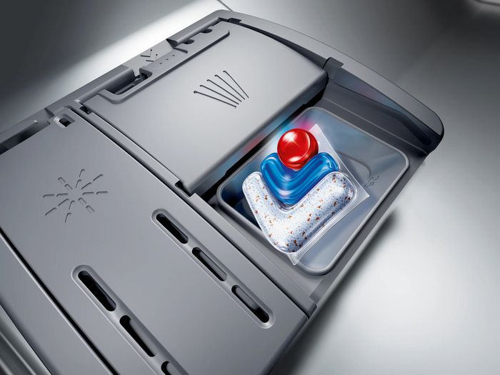 Vaschetta del detersivo di una lavastoviglie Siemens con capsula inserita all&rsquo;interno del dosatore