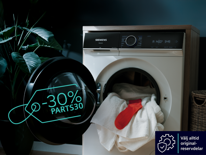 Vit Siemens tv&auml;ttmaskin med en r&ouml;d strumpa i. Text: -30% p&aring; reservdelar med kod PARTS30.