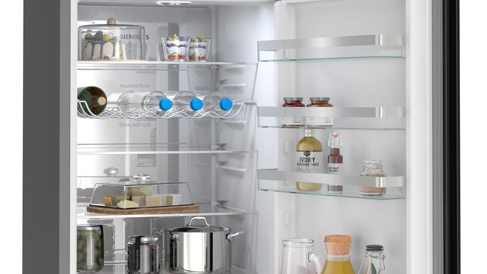 Interno di un frigorifero Siemens con alimenti ben organizzati sui ripiani e nei balconcini della porta