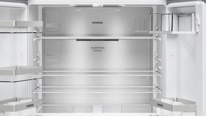 Interno vuoto di un frigorifero Siemens con ripiani in vetro, balconcini sulla porta e sistema multiAirflow noFrost