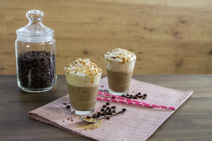 Kawa frappe z kolorowa slomka