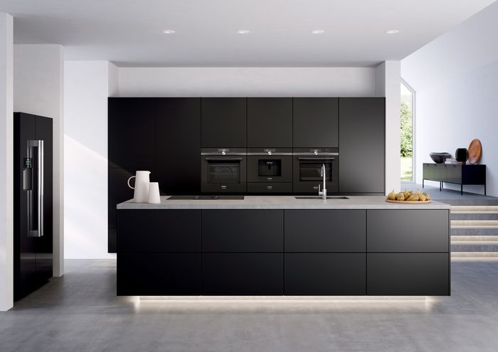 Cucina nera e pavimento grigio 