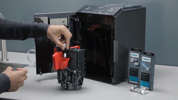 Siemens Électroménager Nettoyage de l'unité de percolation Étape 1
