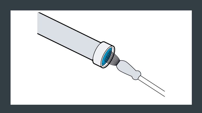 Siemens dom&aacute;c&iacute; spotřebiče v&aacute;m vysvětl&iacute;, jak čistit filtr př&iacute;vodu vody u modelů praček se standardn&iacute; př&iacute;pojkou vody a modelů aquaSecure. Krok 2