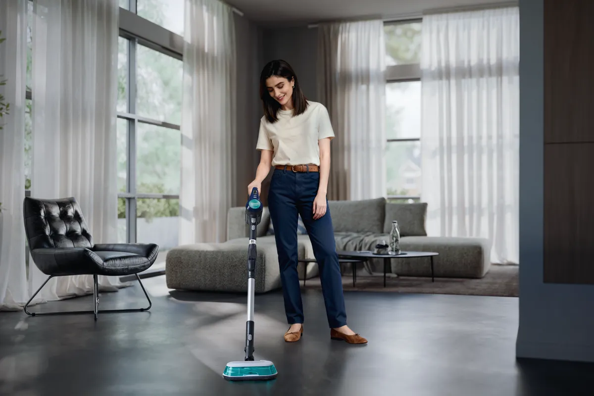 27883936_SIE_MUH_iQ500_2in1VacMop_Lifestyle_Baby_HighRes_AI-38_def