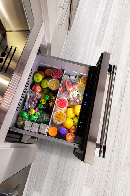 https://media3.bsh-group.com/Product_Shots/1200x675/23052213_T24UC925DS-Thermador-Undercounter-refrigerator-open-styled_def.jpg