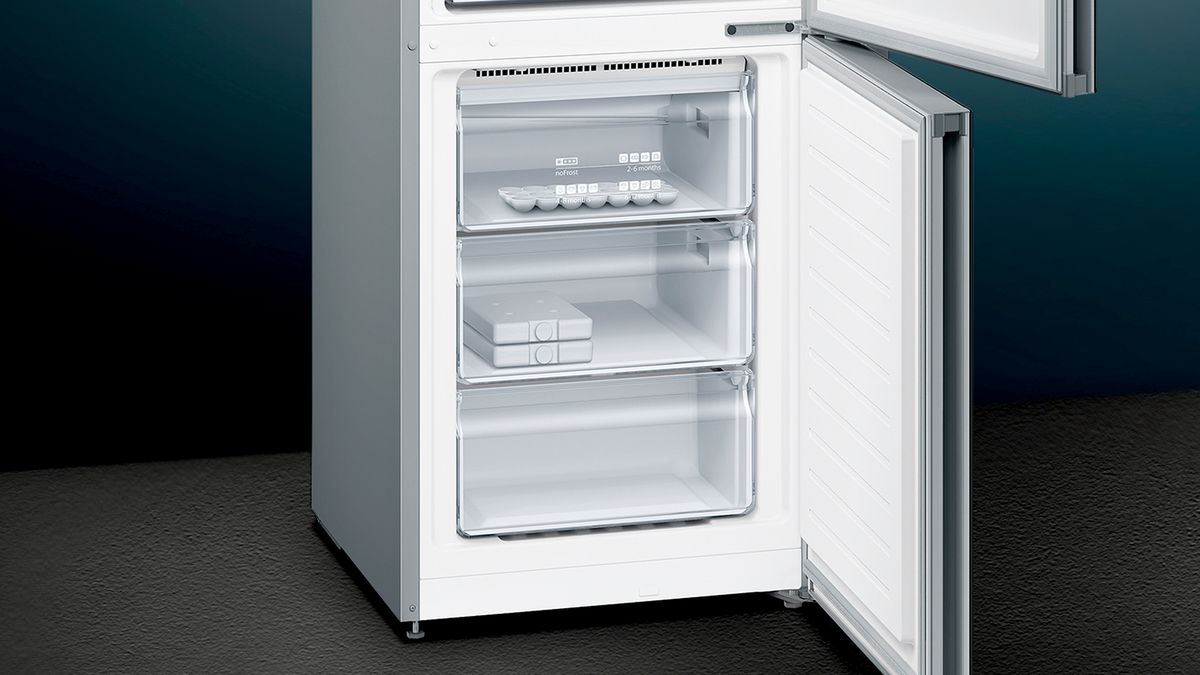 iQ700 Free-standing fridge-freezer with freezer at bottom, glass door 203 x 60 cm Black KG39FSB45 KG39FSB45-6