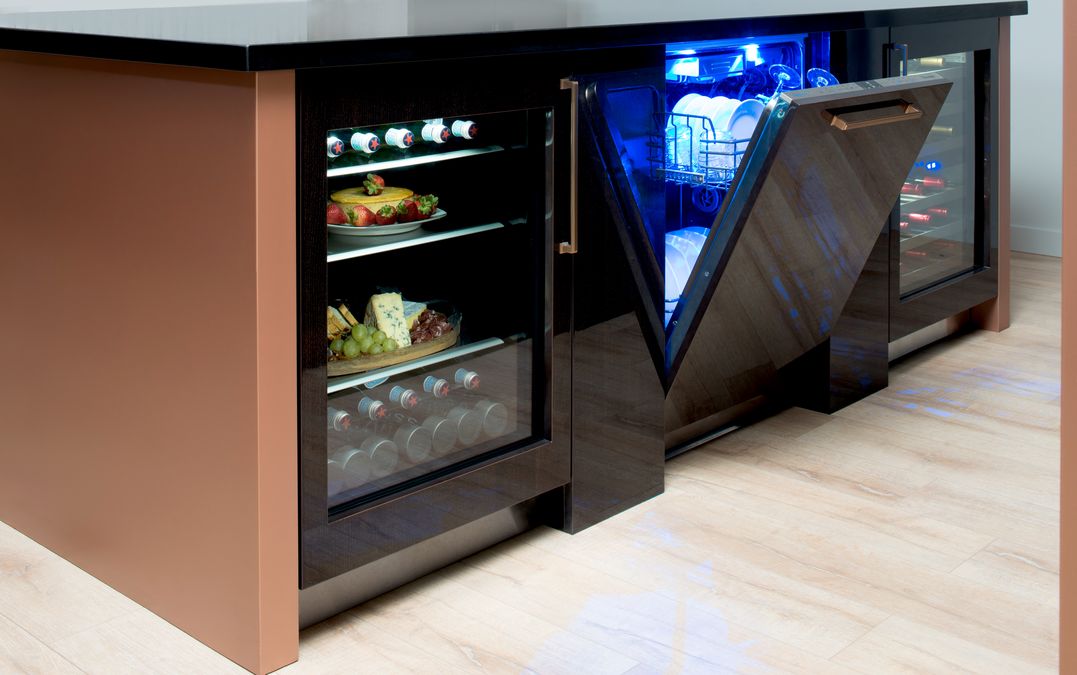 Freedom® Built in refrigerator with glass door 24'' Professional acier inox T24UR900LP T24UR900LP-2