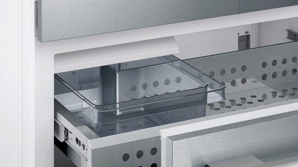 iQ700 Built-in fridge-freezer with freezer at bottom 212.5 x 75.6 cm flat hinge CI30BP02 CI30BP02-8