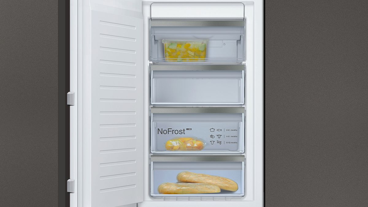 Réfrigérateur encastrable Neff 70 cm : NOFROST, charnières plates SoftClose.