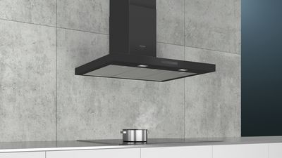 Zwarte Siemens wandschouwkap aan de muur