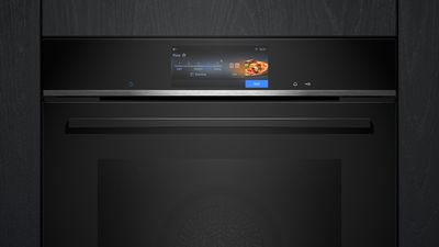 La pantalla t&aacute;ctil del horno iQ700 sugiere la configuraci&oacute;n ideal para hornear pizza. 