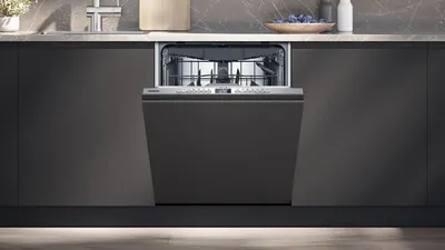 Zmywarka marki Siemens w zabudowie w eleganckiej kuchni