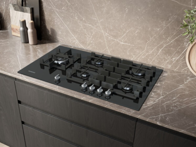 Siemens iQ500-gaskookplaat in een moderne keuken met marmerblad en achterwand.