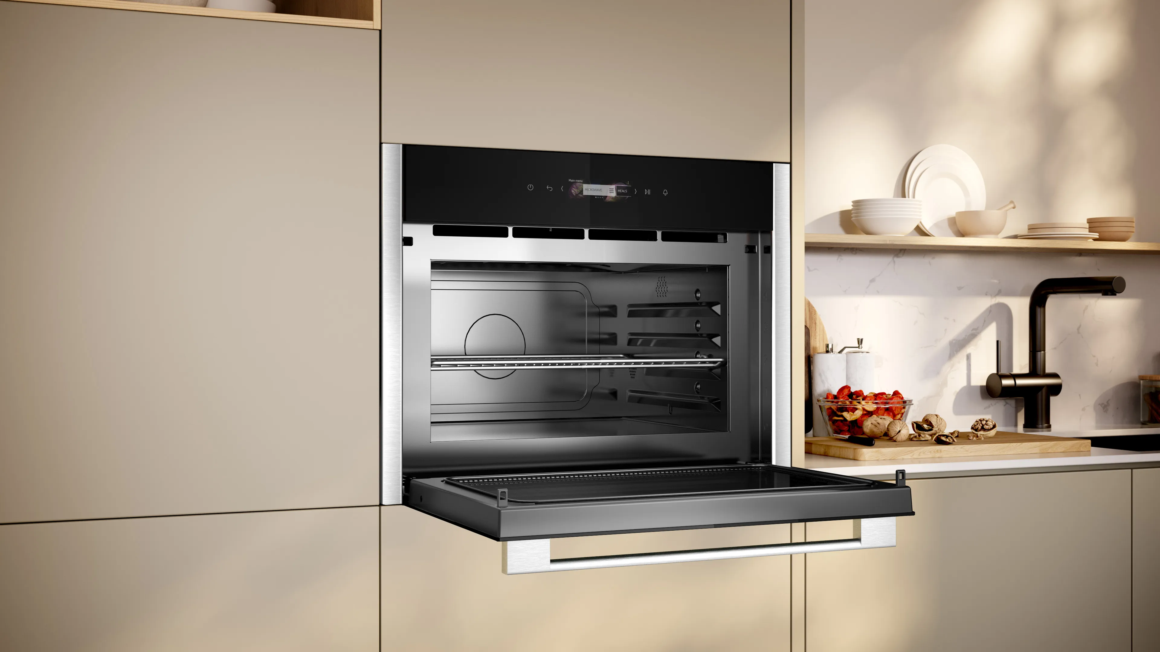 Four encastré moderne à porte ouverte dans une cuisine beige élégante dotée d'étagères minimalistes et d'objets décoratifs.