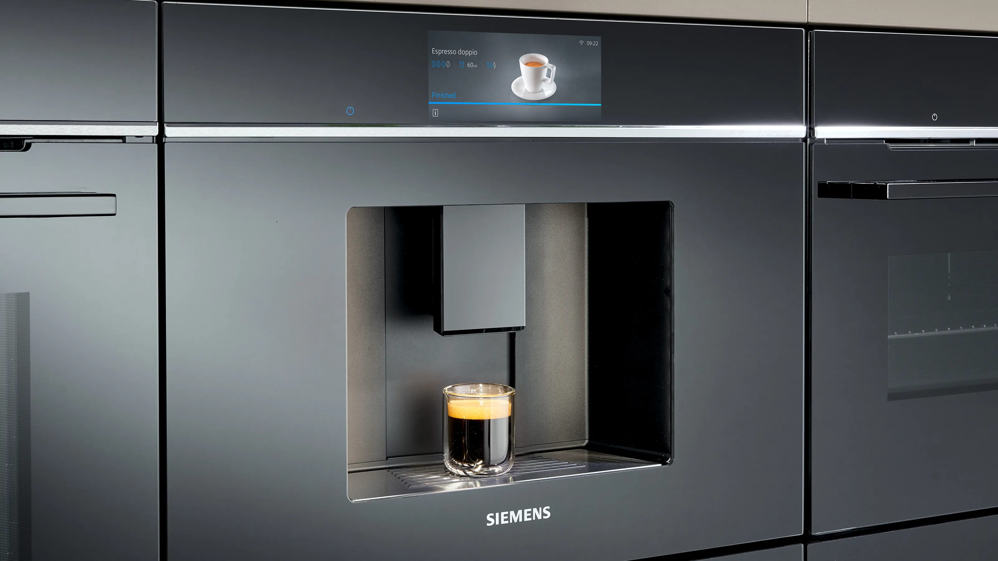 Macchina da caffè da incasso con un espresso in una tazzina di vetro.