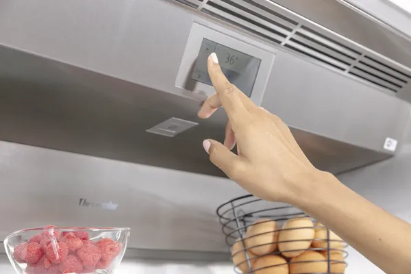 How to use controls and adjust settings on your Thermador Refrigeration 