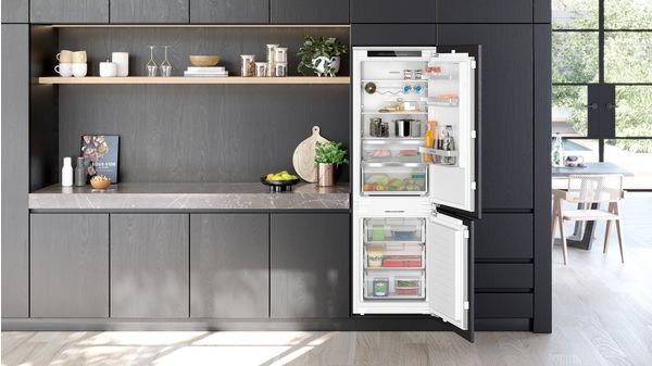 iQ500 Built-in fridge-freezer with freezer at bottom 177.2 x 55.8 cm soft close flat hinge KI86NADD0 KI86NADD0-2