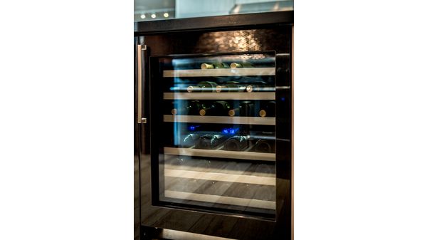 Freedom® Built in refrigerator with glass door 24'' Professional acier inox T24UR900RP T24UR900RP-2