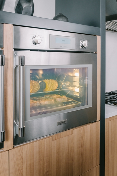 30-Inch Professional Single Wall Oven with Right-Side Swing Door POD301RW