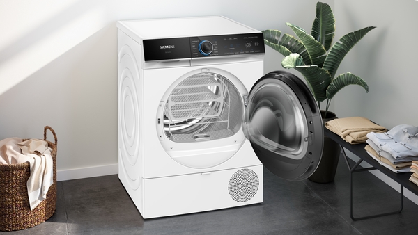 Picture of Siemens WQ46B2C9GB Heat Pump Tumble Dryer in White