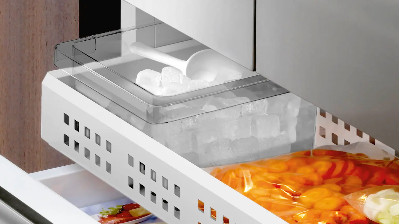 CI36BP01 built-in fridge-freezer with freezer at bottom | SIEMENS IN